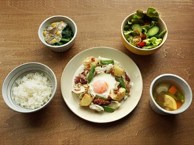 コンビーフポテトの目玉焼き定食（イメージ）